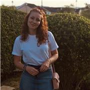 Etudiante donne cours pour acquérir et partager de l'expérience et du savoir